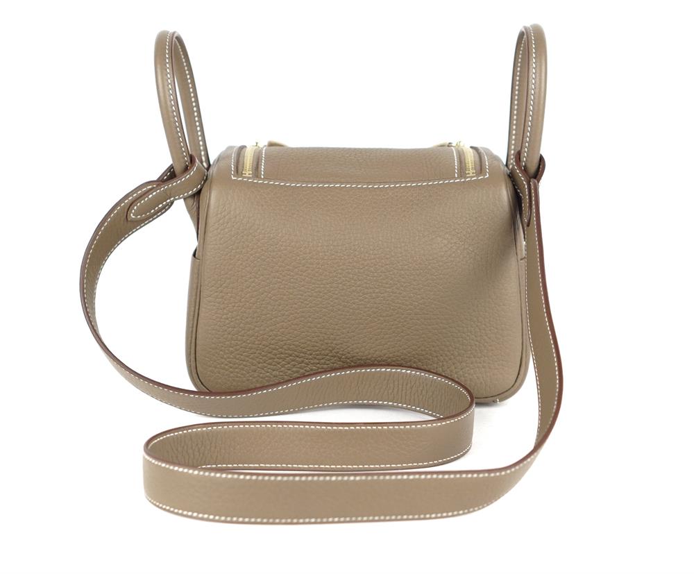 UMHÄNGETASCHE - HERMÈS LINDY MINI 16 ETOUPE GHW 2021