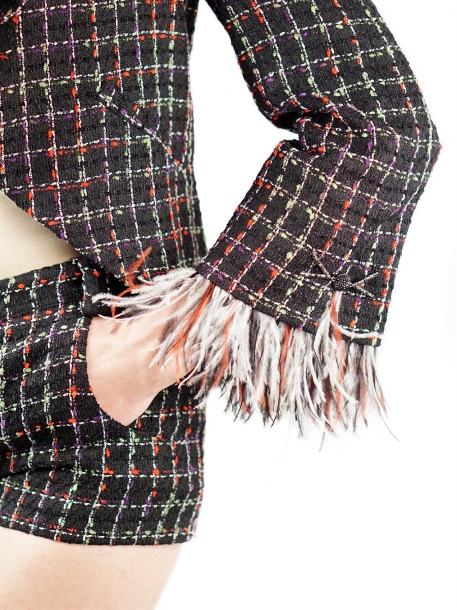 ANZUG - CHANEL 2011 SHORT + BLAZER TWEED STRAUSS FEDERBORTE MANSCHETTEN
