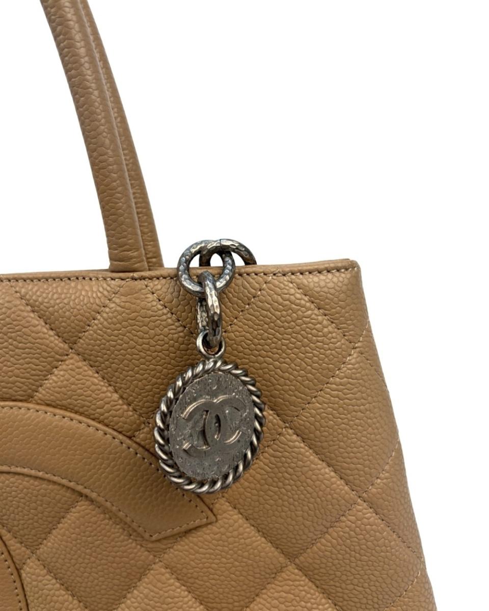 HENKELTASCHEN - CHANEL MEDALLION COIN TOTE BAG BEIGE