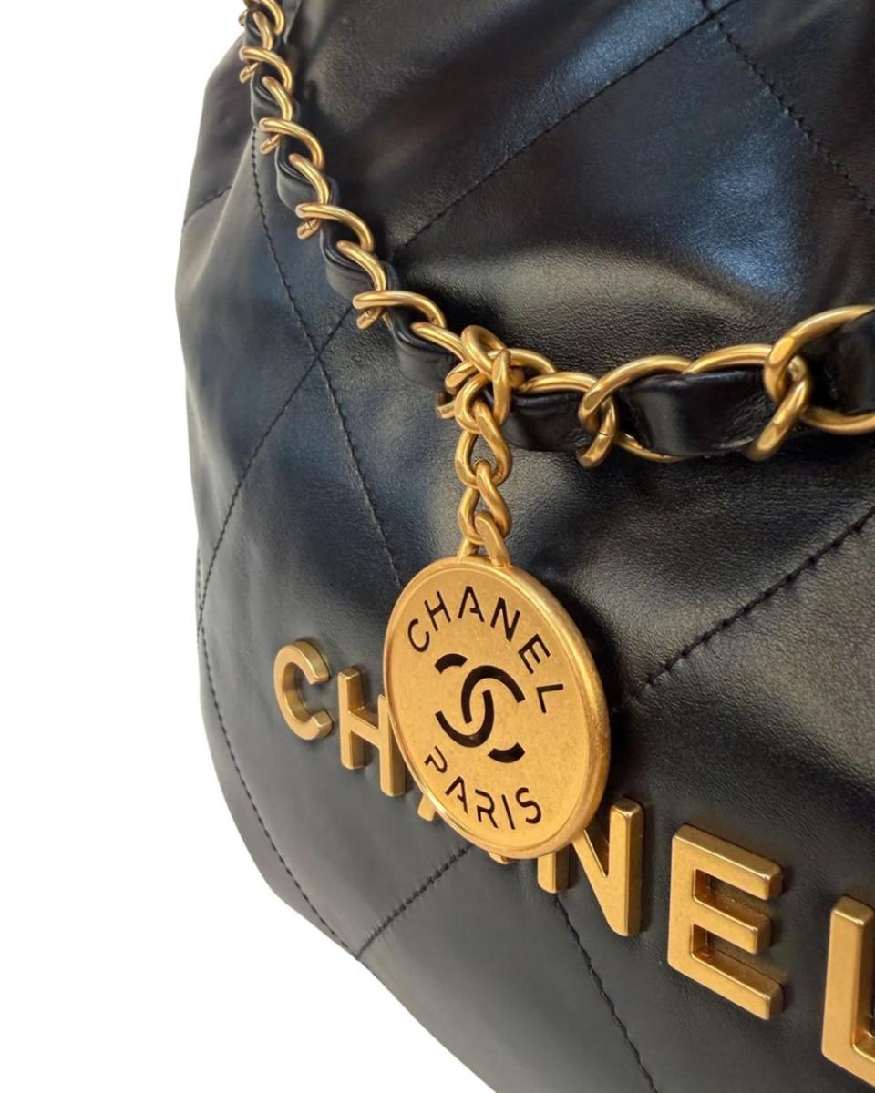UMHÄNGE- & SCHULTERTASCHEN - CHANEL 22 SCHWARZ