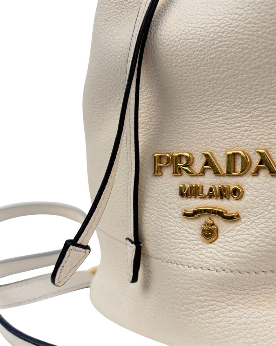 UMHÄNGE- & SCHULTERTASCHEN - PRADA VITELLO DAINO BUCKET BAG WEISS