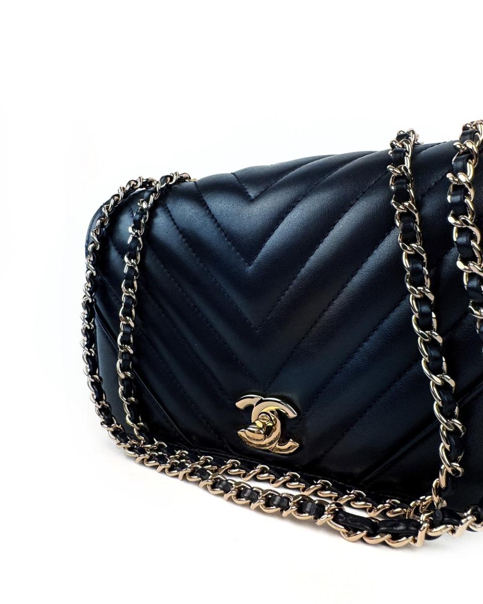 UMHÄNGE- & SCHULTERTASCHEN - CHANEL CHEVRON SINGLE FLAP NAVY BLAU