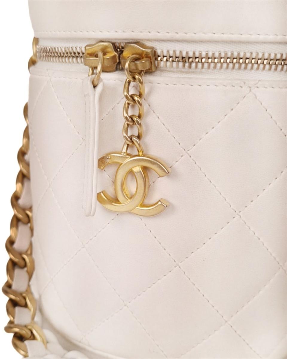 UMHÄNGE - & SCHULTERTASCHEN - CHANEL VANITY MATELASSE WEIß