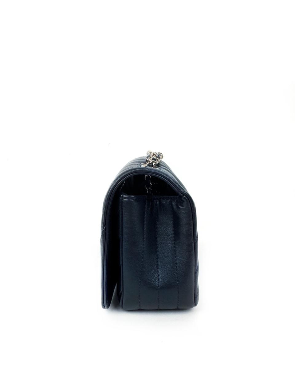 UMHÄNGE- & SCHULTERTASCHEN - CHANEL CHEVRON SINGLE FLAP NAVY BLAU