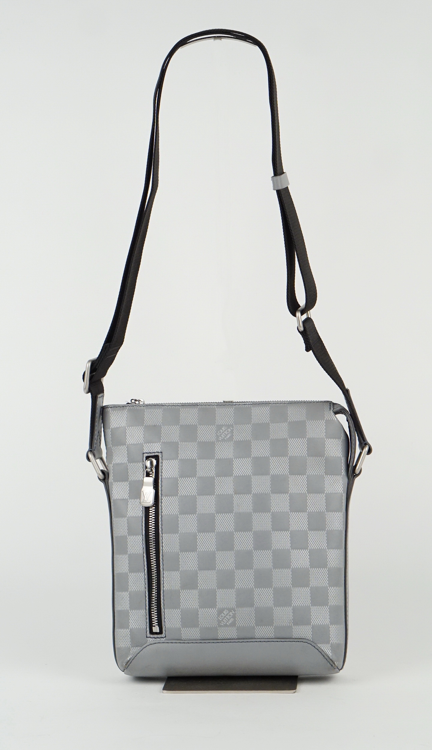 Discovery Messenger BB Damier Infini Leather Bag