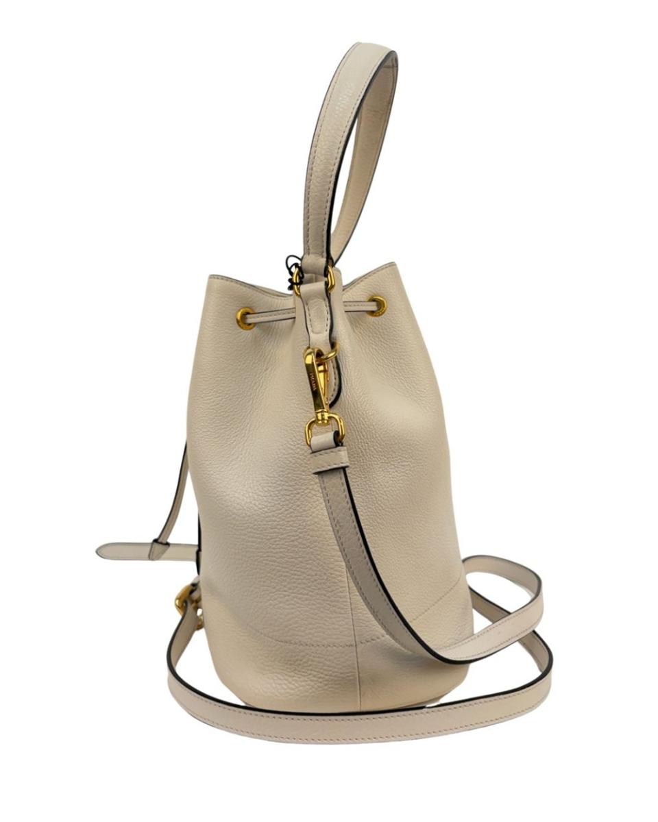 UMHÄNGE- & SCHULTERTASCHEN - PRADA VITELLO DAINO BUCKET BAG WEISS