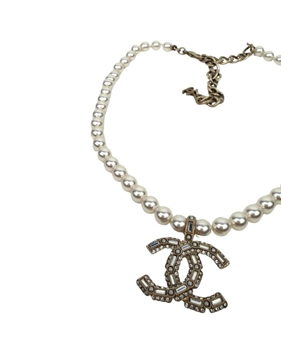 HALSKETTEN - CHANEL GLASS PEARLS CC CHOKER